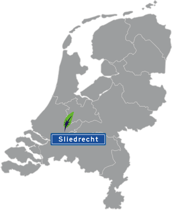 Grijze kaart van Nederland met Sliedrecht aangegeven voor maatwerk taalcursus Spaans zakelijk - blauw plaatsnaambord met witte letters en Dagnall veer - transparante achtergrond - 600 * 733 pixels